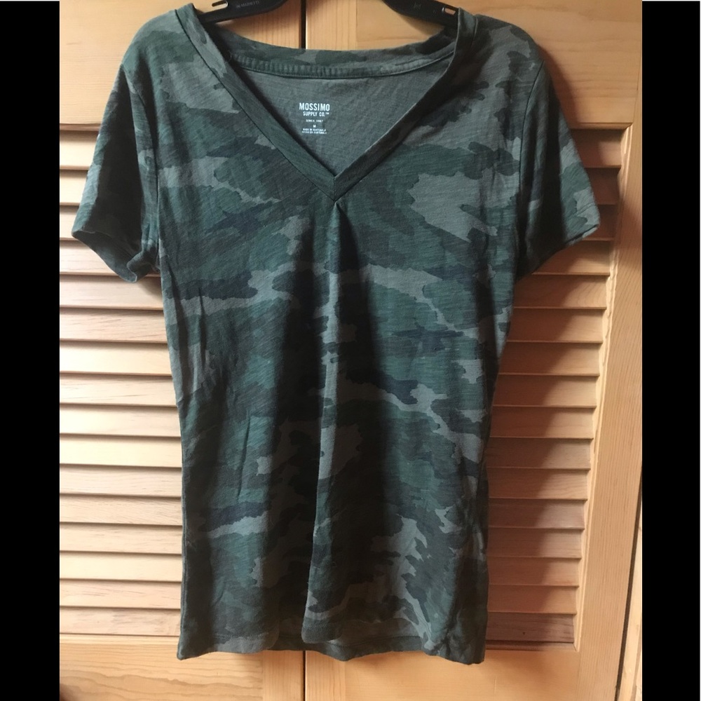Mossimo Comfy Camouflage V-neck T-shirt Medium